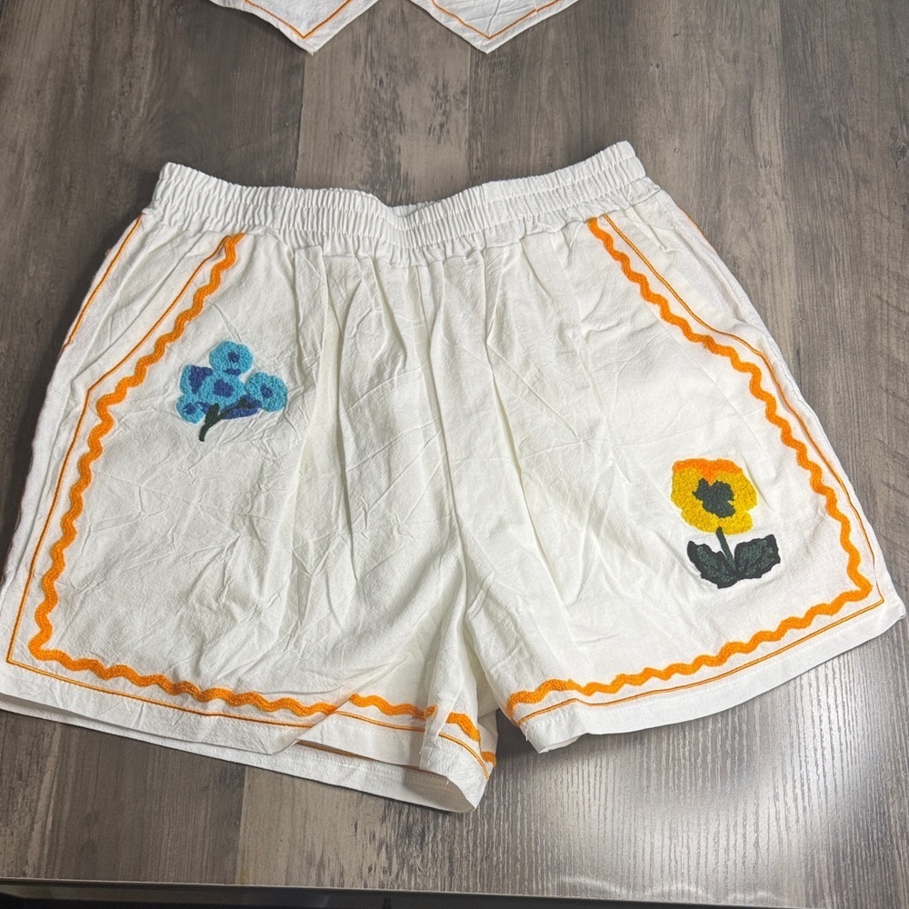 Cottagecore Festival White Short and Vest Set with Floral Embroidery - Picture 2 of 11